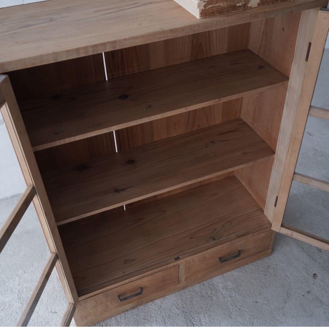 開き戸のキャビネット