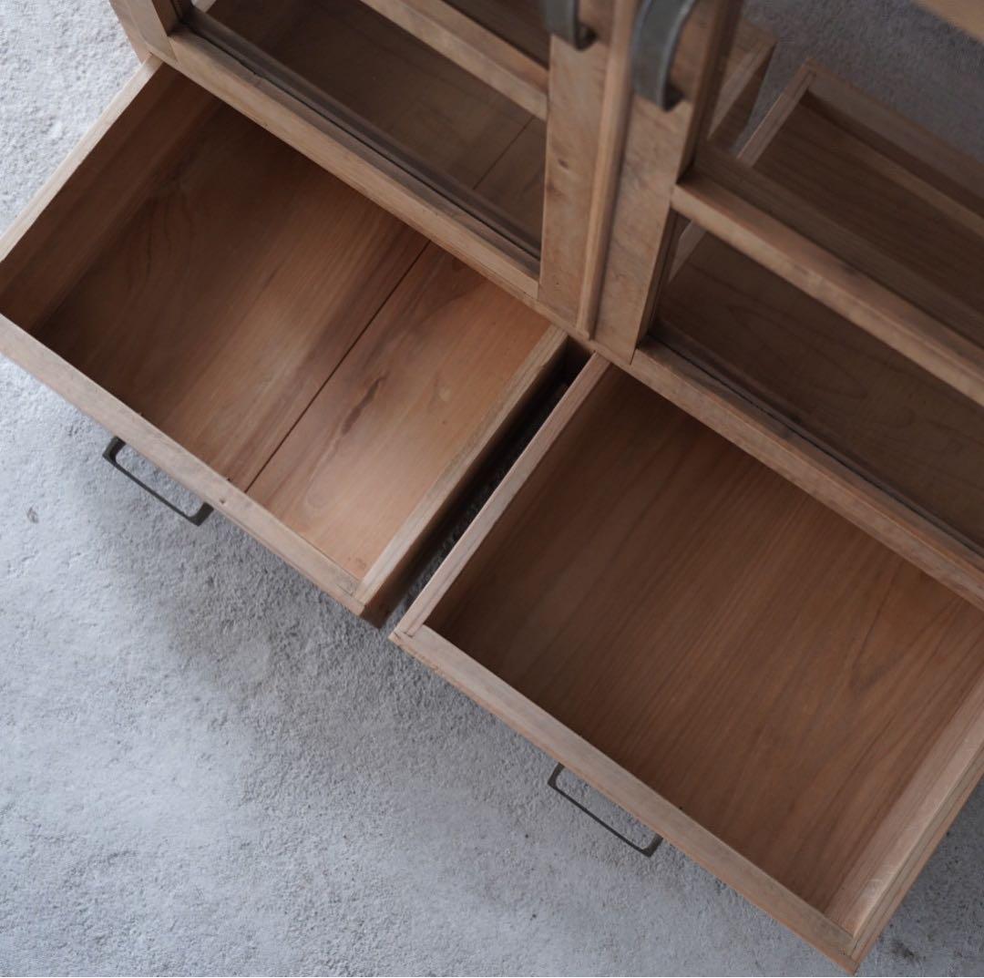 開き戸のキャビネット