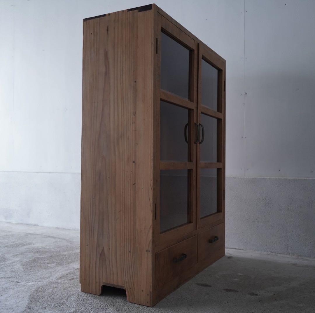 開き戸のキャビネット