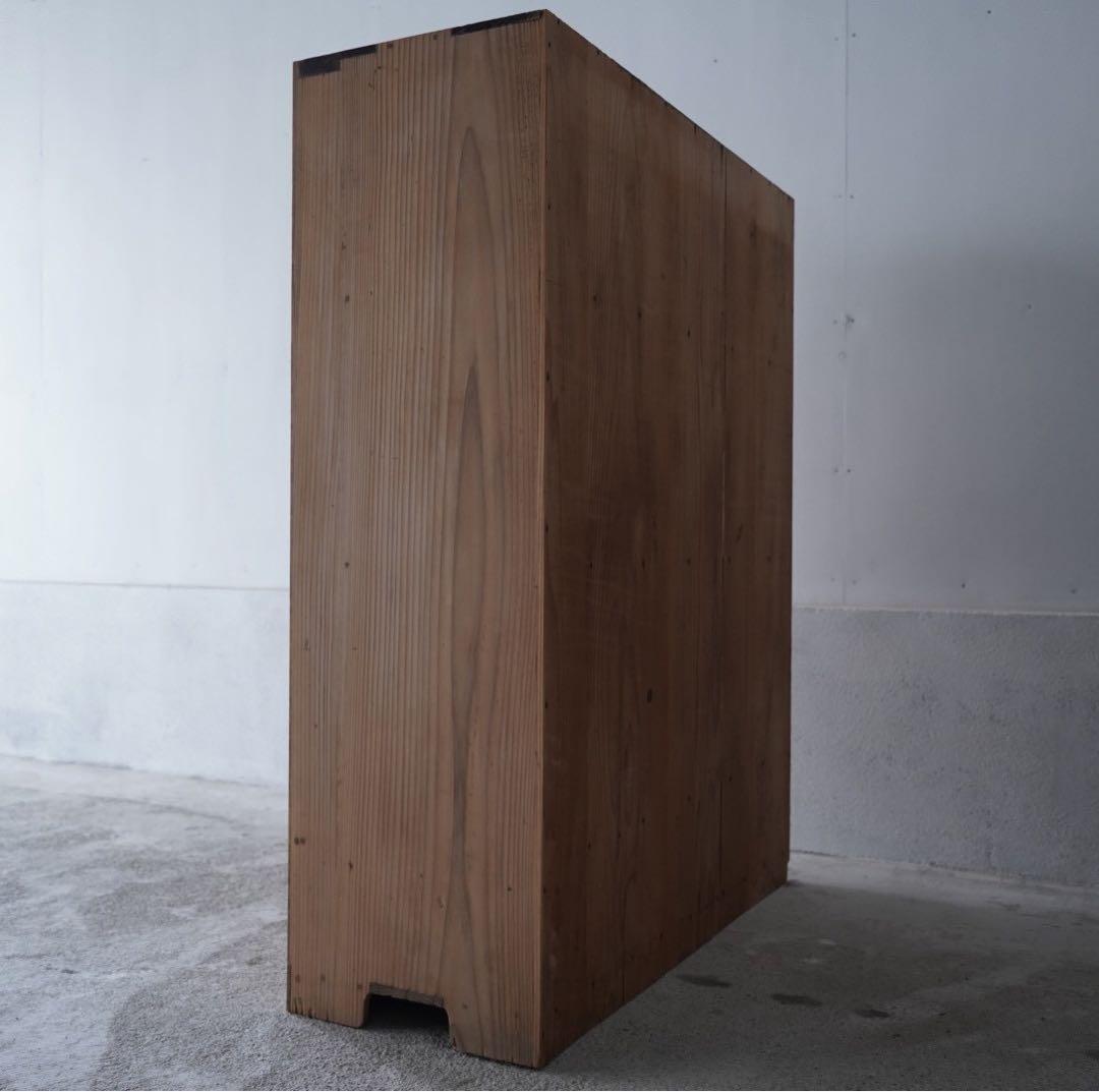 開き戸のキャビネット