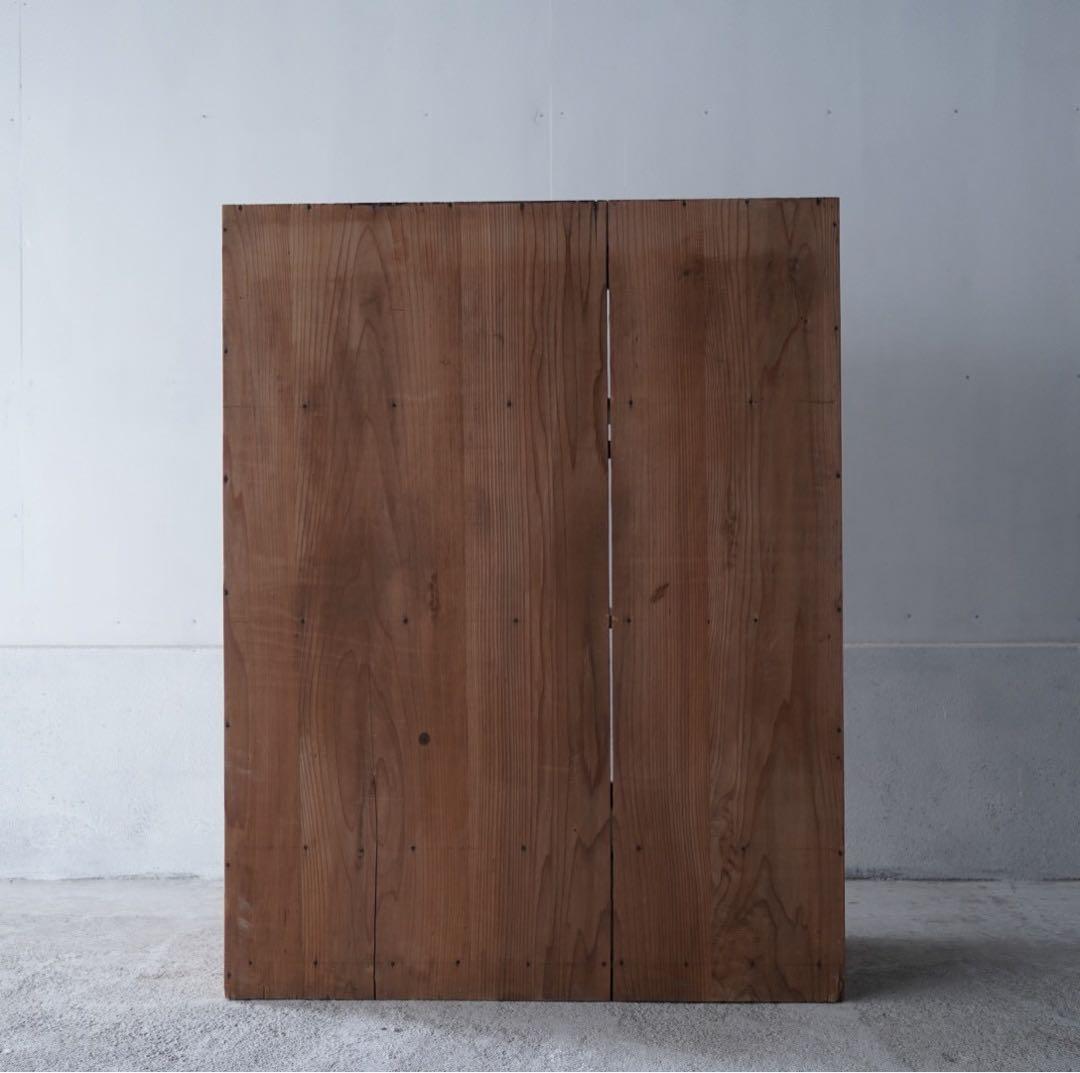 開き戸のキャビネット