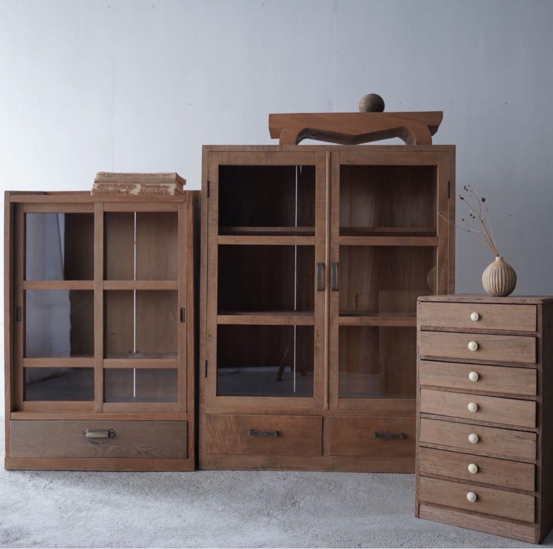 開き戸のキャビネット