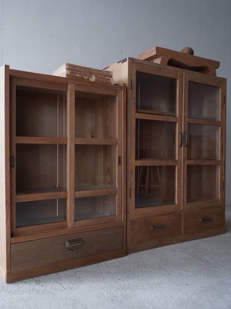 開き戸のキャビネット