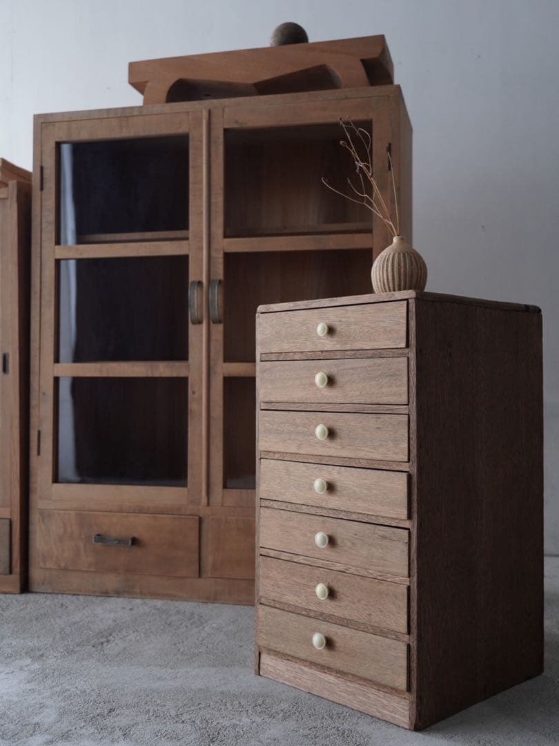 開き戸のキャビネット