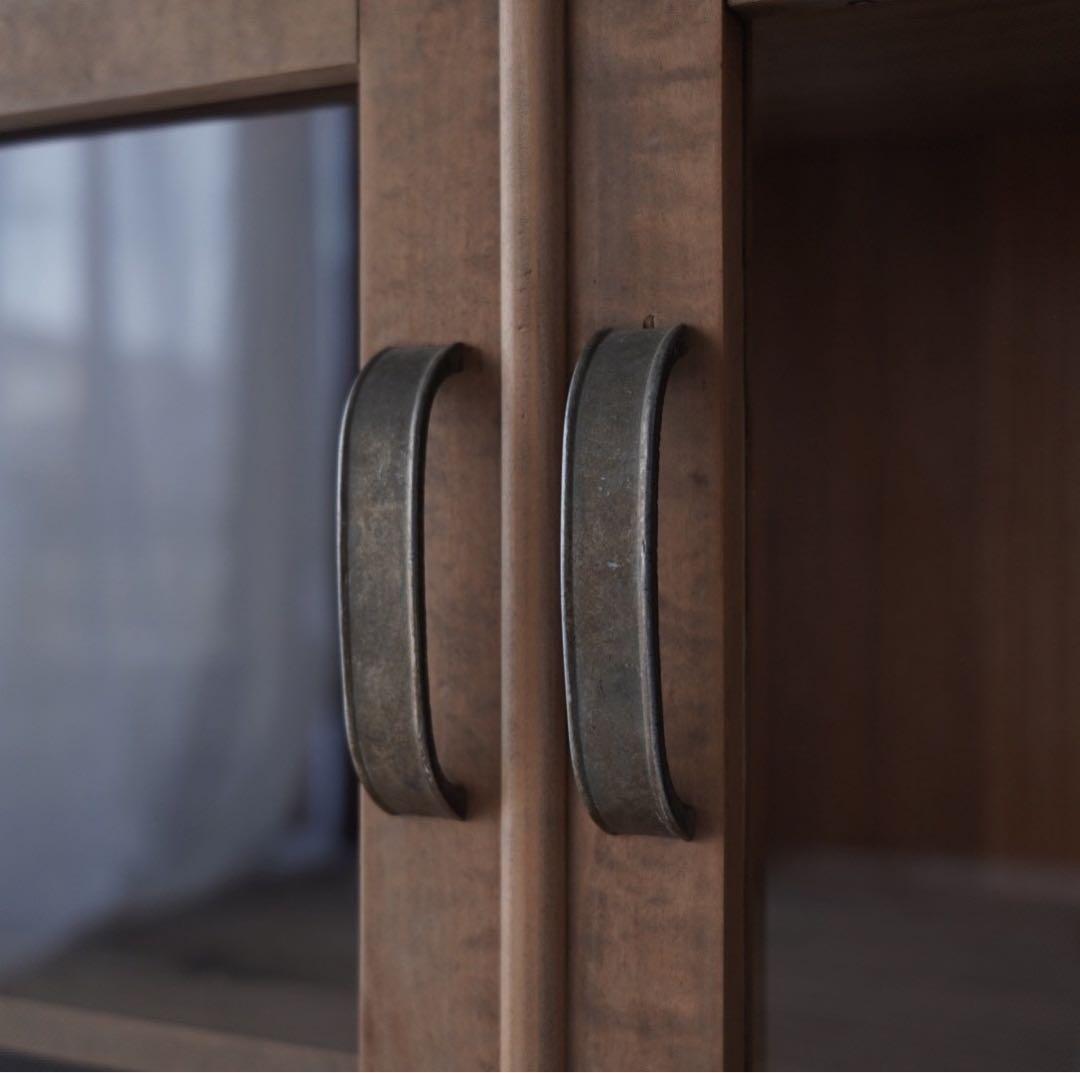 開き戸のキャビネット