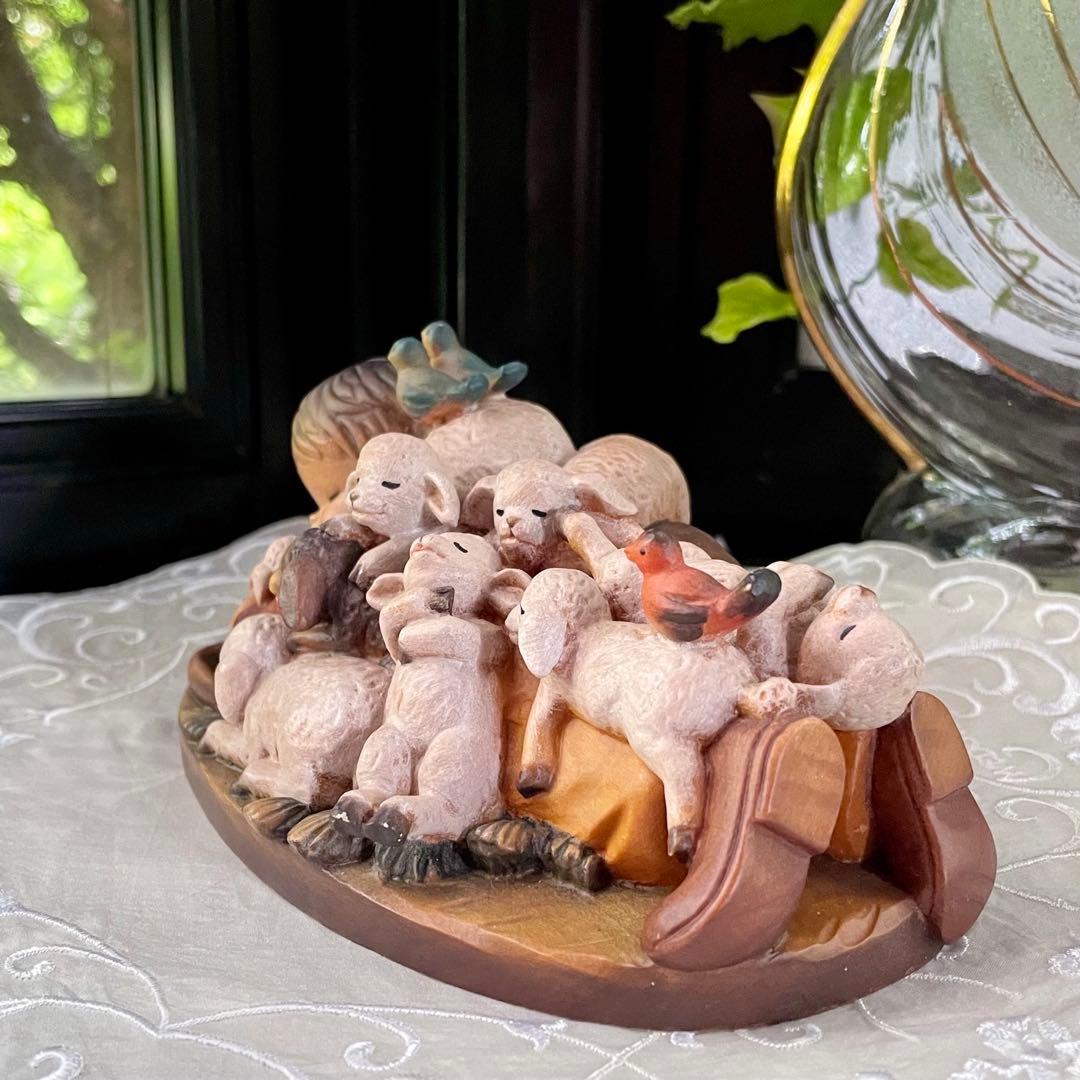 アンリ人形　Shepherd lying with lambs nativity
