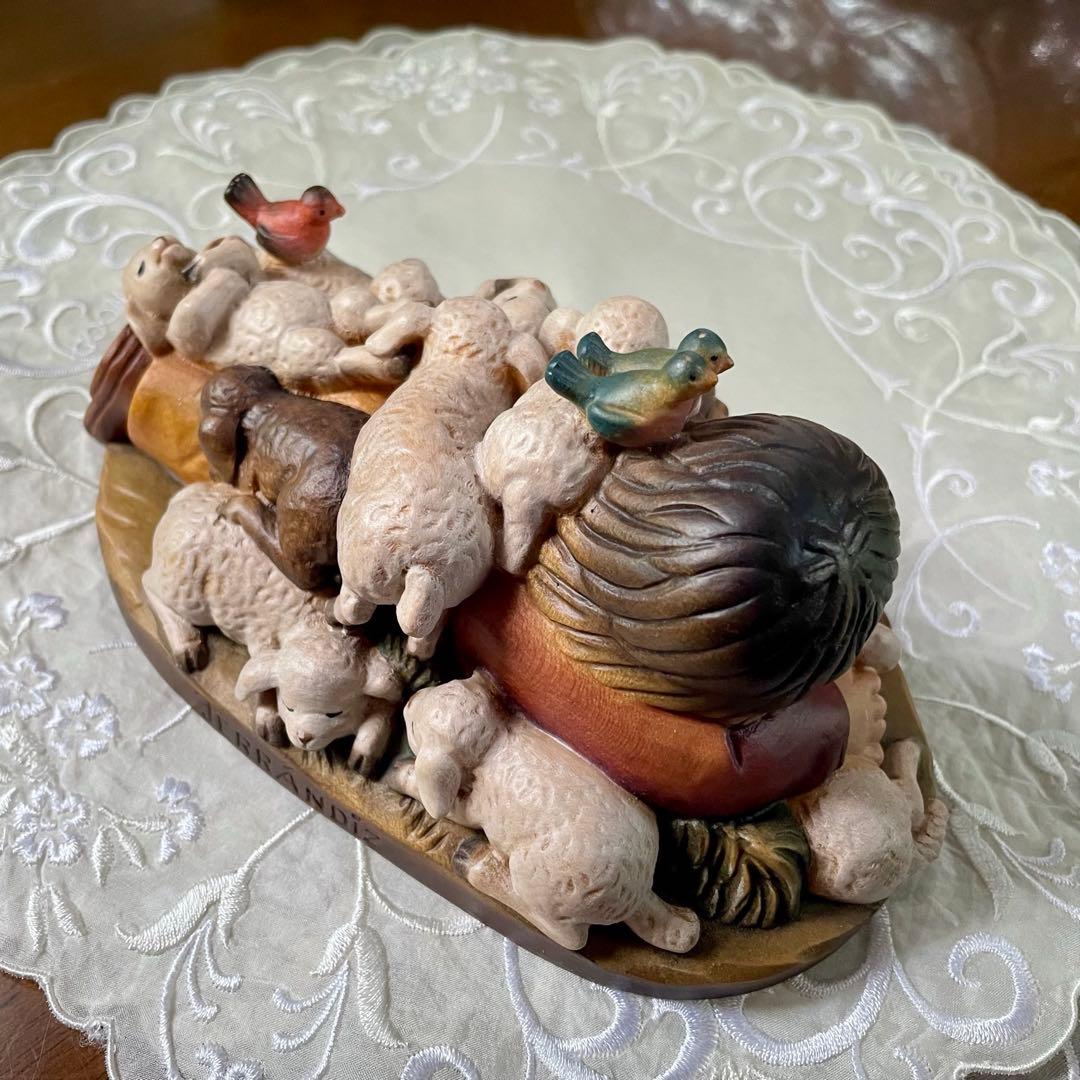 アンリ人形　Shepherd lying with lambs nativity