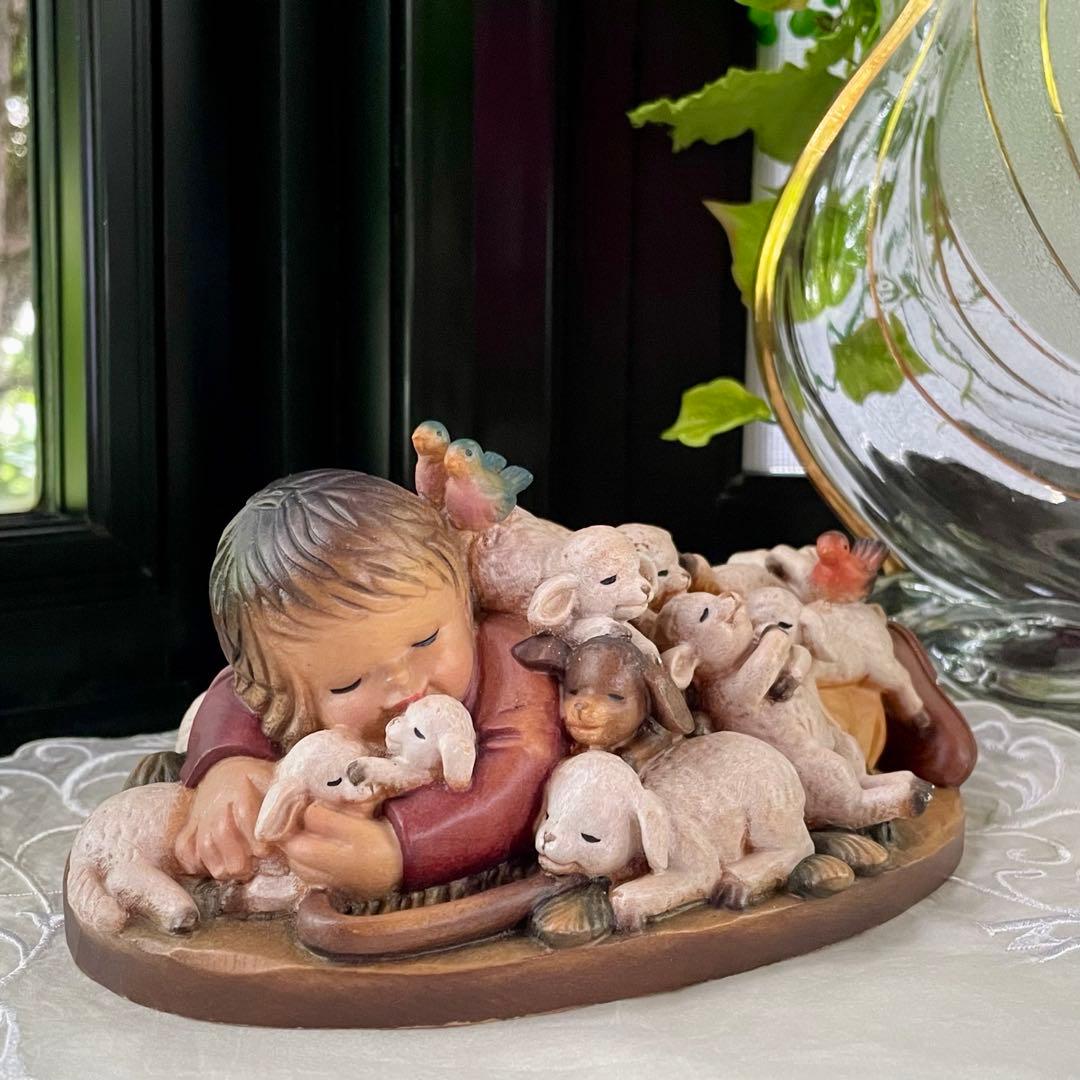 アンリ人形　Shepherd lying with lambs nativity