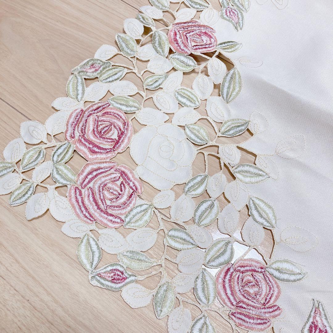 花柄刺繍(薔薇)　テーブルクロス 175×130cm 未使用品