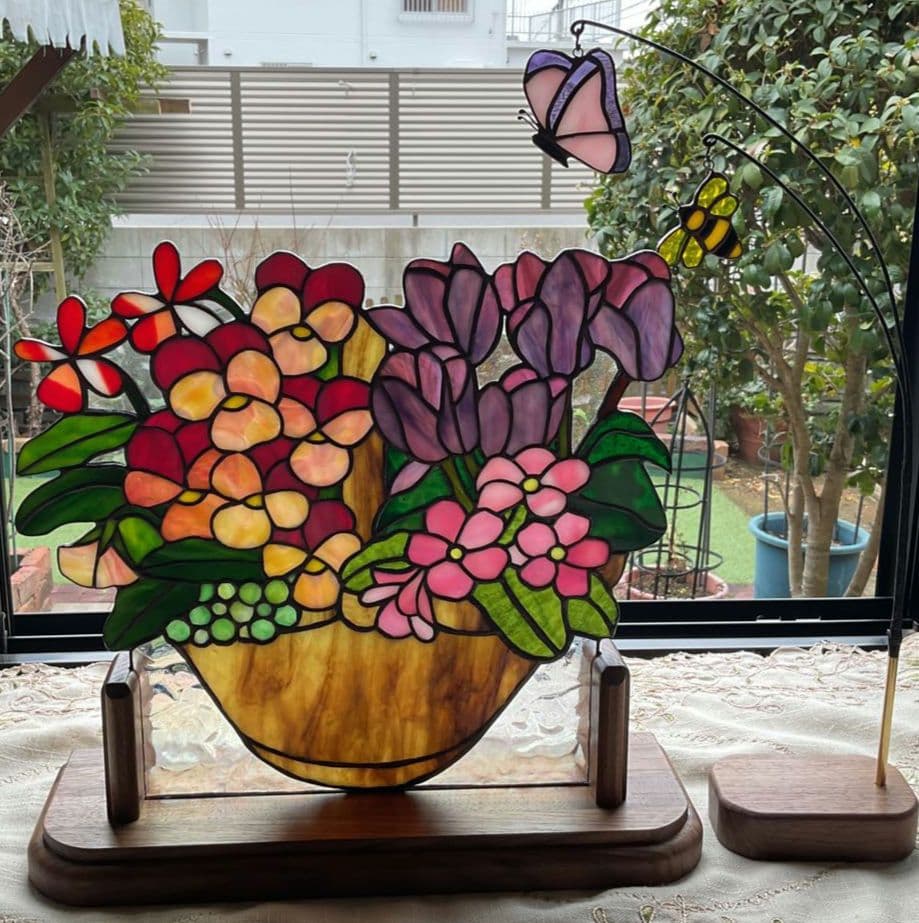 ステンドグラスパネル　寄せ植えとチューリップのリース2点