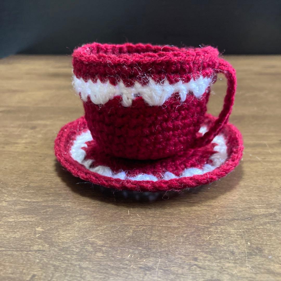 ティーカップ&ソーサー　赤　ハンドメイド　アクリルたわし エコたわし　小物入れ