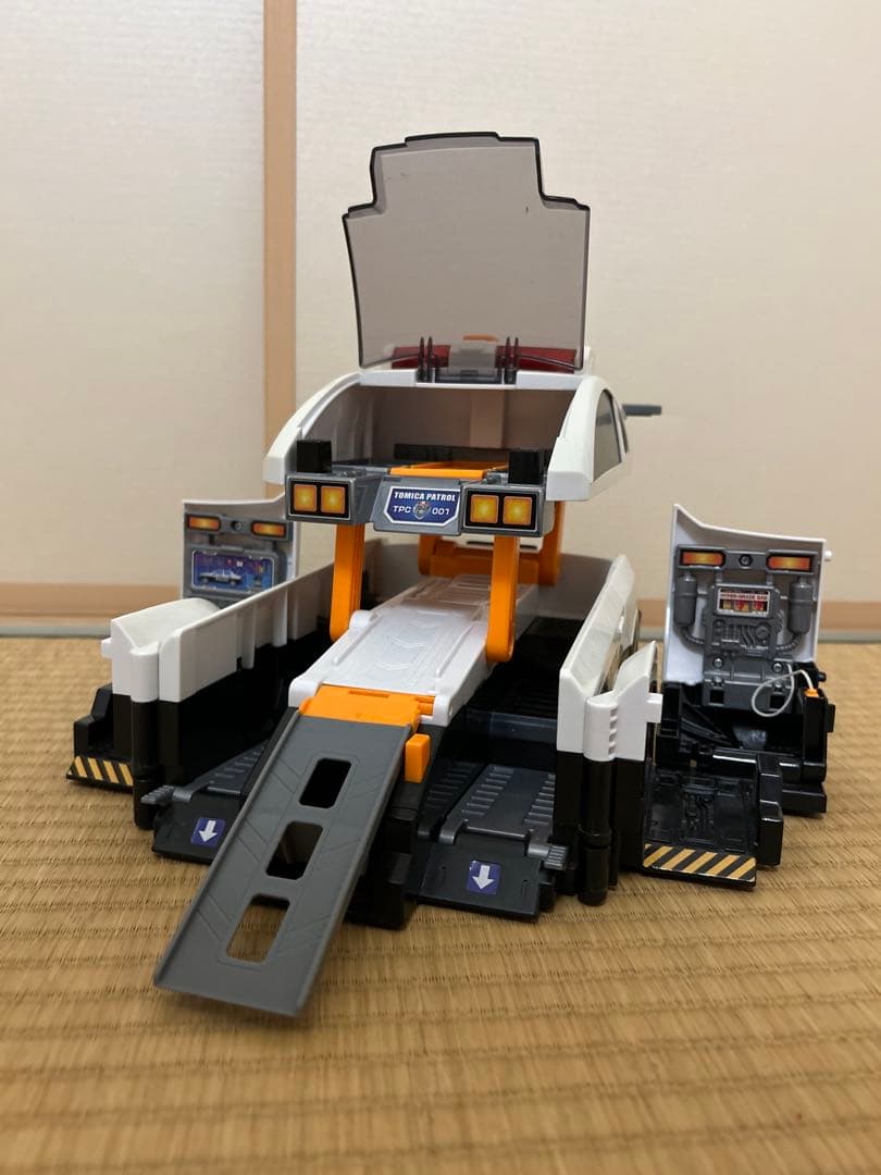 変形ファイヤーステーション、BIGファイヤーエンジン、デカパトロールカー