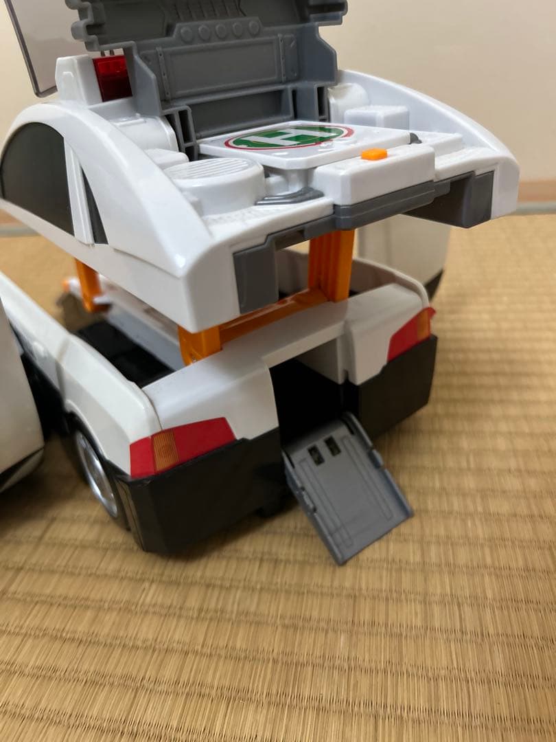 変形ファイヤーステーション、BIGファイヤーエンジン、デカパトロールカー