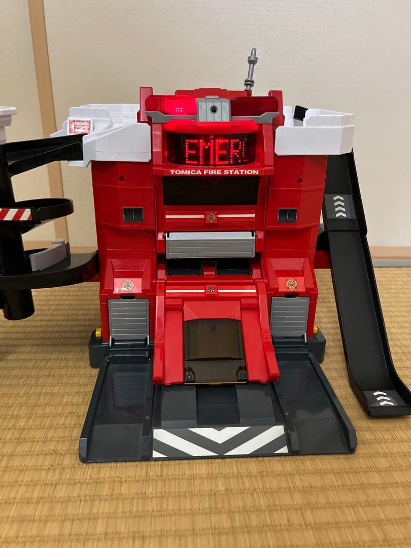 変形ファイヤーステーション、BIGファイヤーエンジン、デカパトロールカー