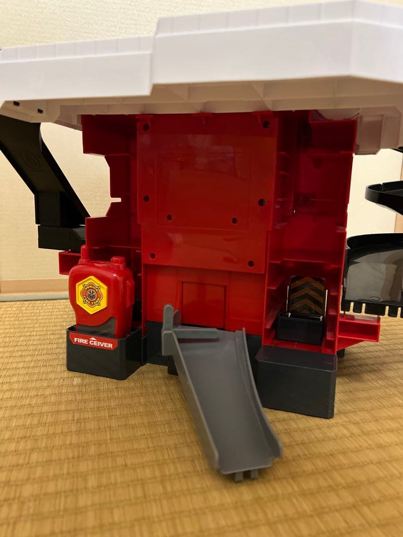 変形ファイヤーステーション、BIGファイヤーエンジン、デカパトロールカー