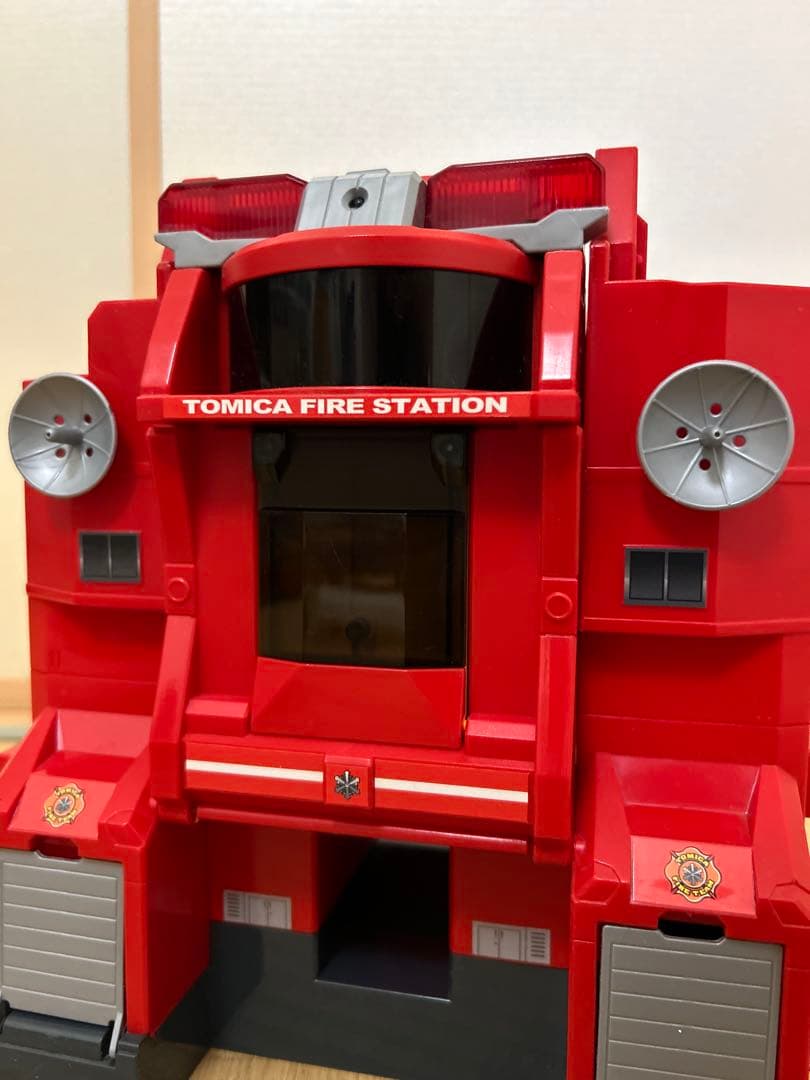 変形ファイヤーステーション、BIGファイヤーエンジン、デカパトロールカー
