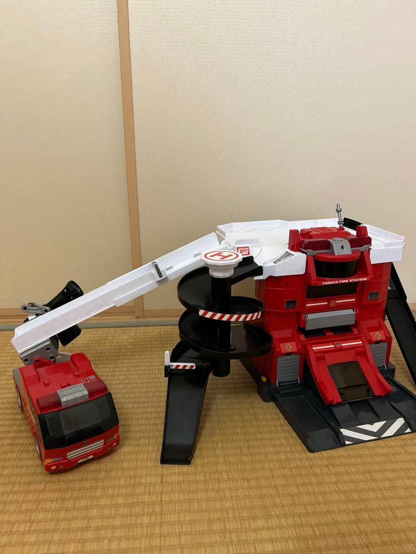 変形ファイヤーステーション、BIGファイヤーエンジン、デカパトロールカー