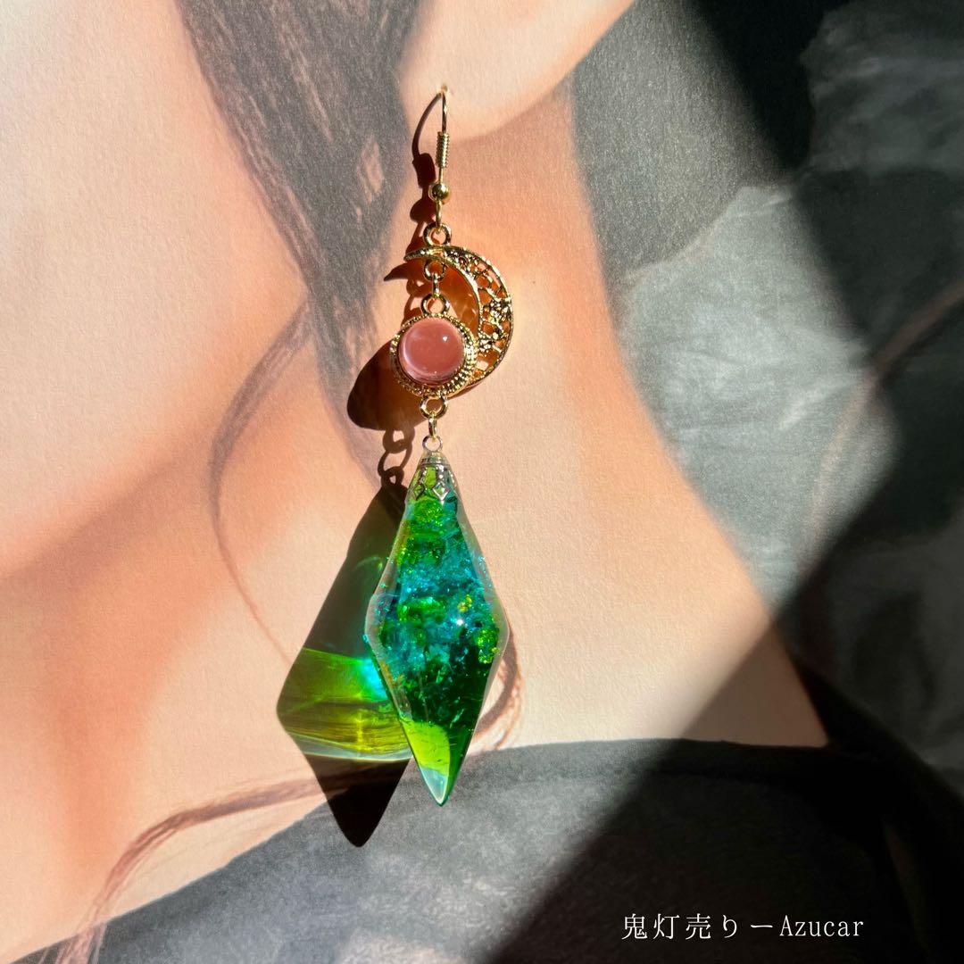 大ぶりアシンメトリー琉球ガラス エメラルド&サファイア レジンピアス/イヤリング