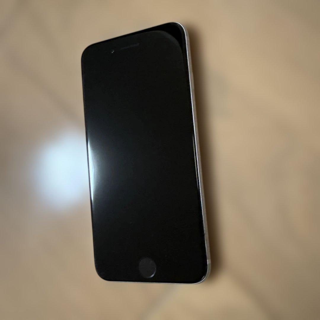 Shiny★sara　Apple iPhone SE２ホワイト 本体