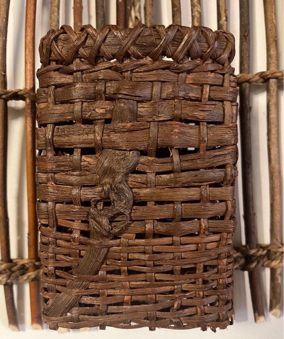 サデミと山葡萄花入