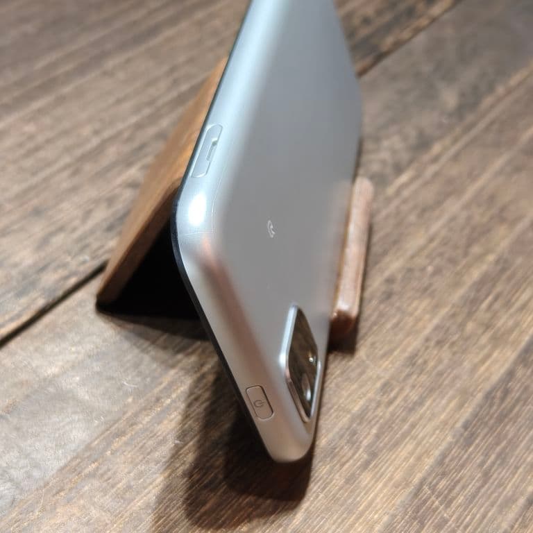 美品 かんたんスマホ3 A205KC SIMフリー スマホ