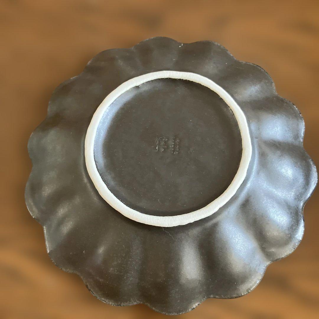 美濃焼花びら型陶器皿 黒と白 2枚セット