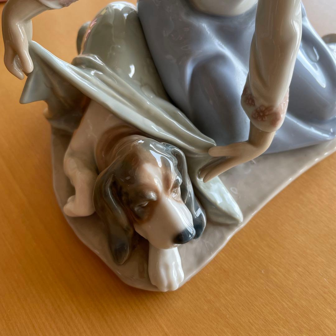 極美品　LLADRO リヤドロ　　座っている少女子犬付き　　キズなし破損なし