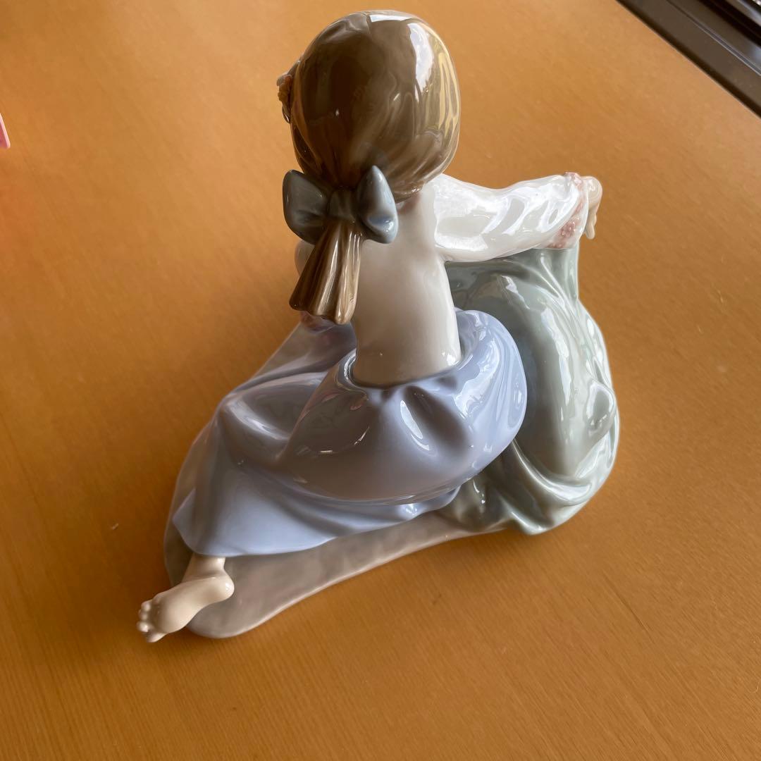 極美品　LLADRO リヤドロ　　座っている少女子犬付き　　キズなし破損なし