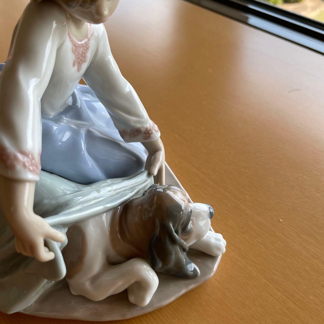 極美品　LLADRO リヤドロ　　座っている少女子犬付き　　キズなし破損なし