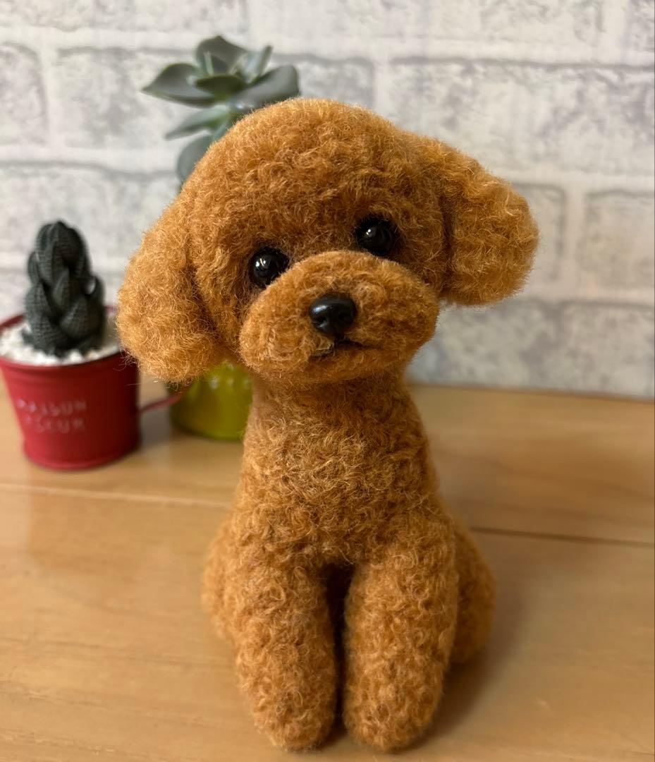 羊毛フェルト　お座りトイプードル　レッド　アプリコット系
