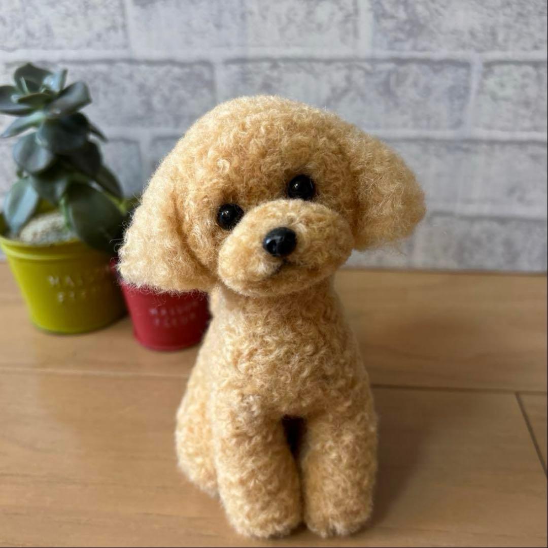 羊毛フェルト　お座りトイプードル　レッド　アプリコット系