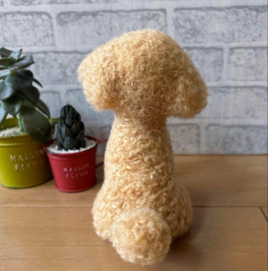 羊毛フェルト　お座りトイプードル　レッド　アプリコット系
