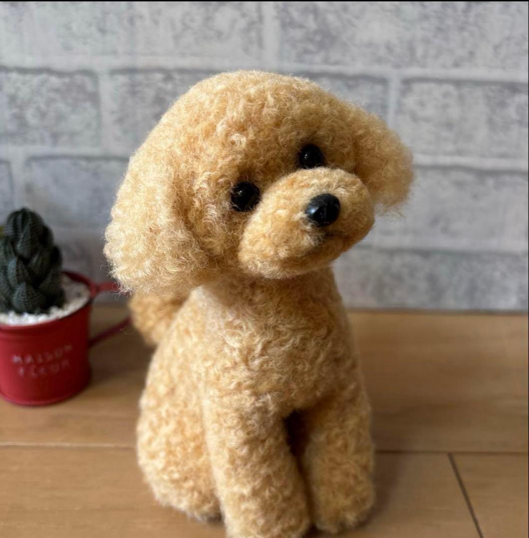 羊毛フェルト　お座りトイプードル　レッド　アプリコット系