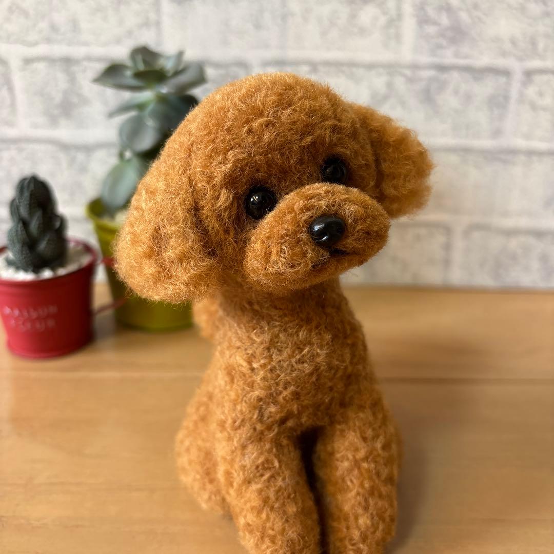 羊毛フェルト　お座りトイプードル　レッド　アプリコット系