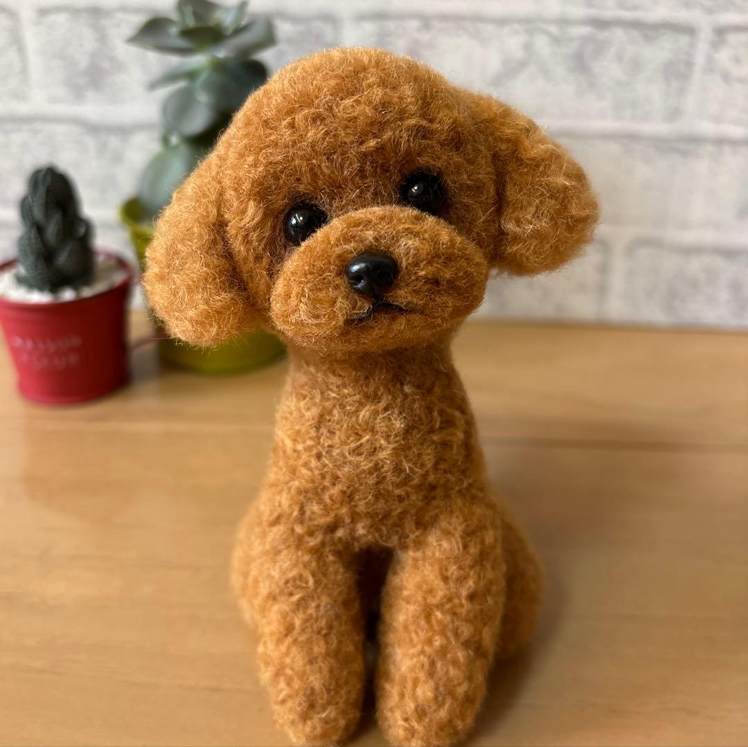 羊毛フェルト　お座りトイプードル　レッド　アプリコット系