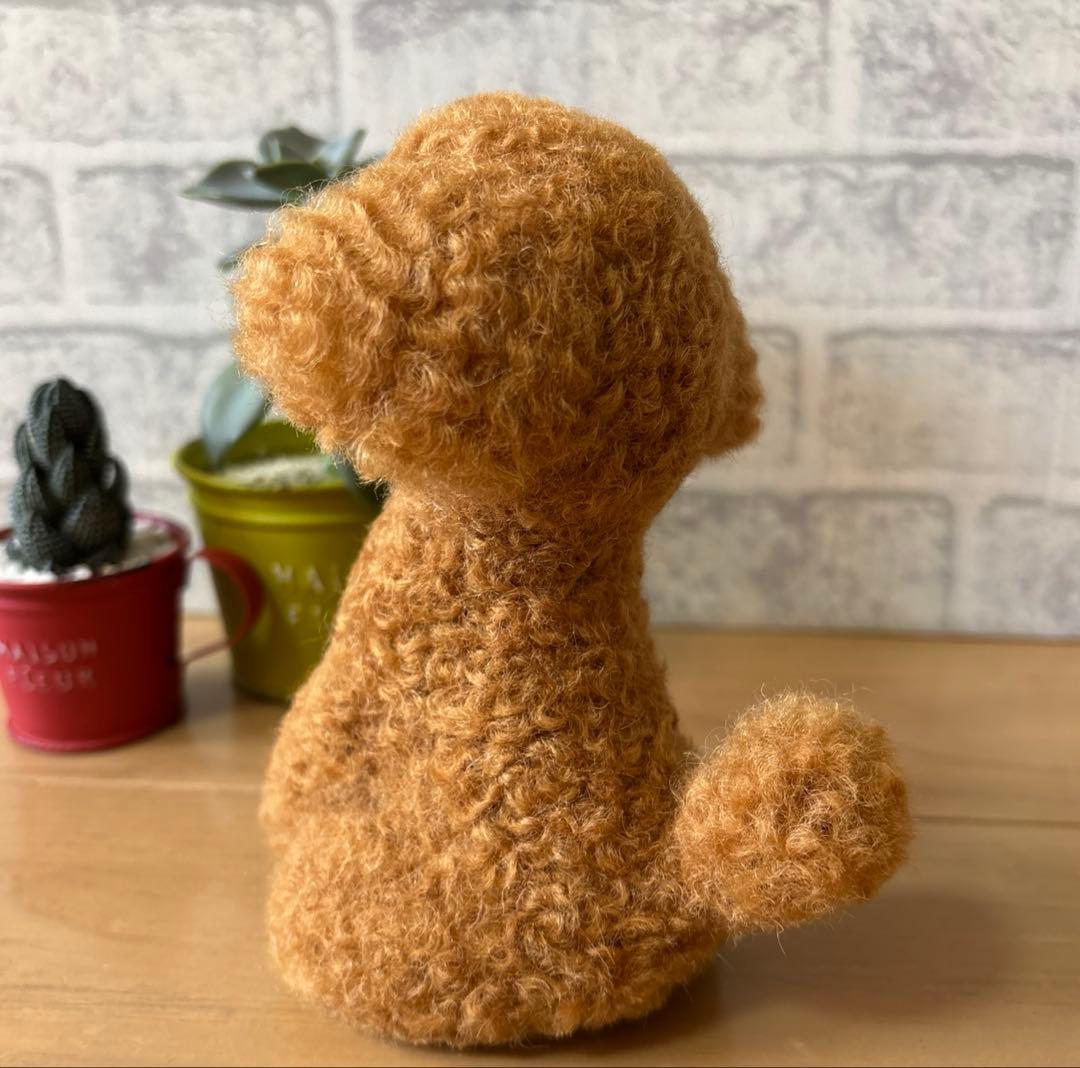 羊毛フェルト　お座りトイプードル　レッド　アプリコット系