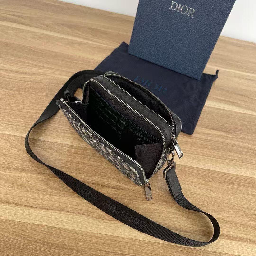 ロゴパターン ショルダーバッグ~~~！