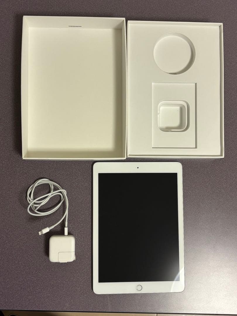 iPad 第6世代 Wi-Fiモデル（ケーブルと箱つき）