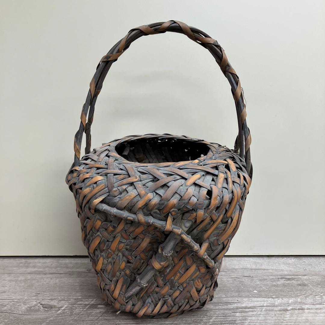 B-壁 乱れ編み時代物 煤竹 花籠 提げ手付き 伝統工芸 竹編み 花器 かご