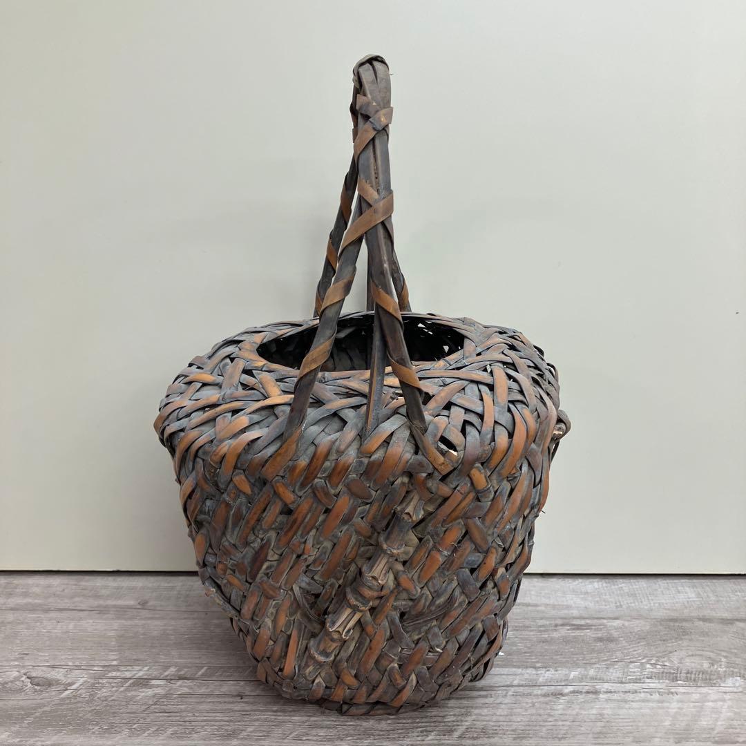 B-壁 乱れ編み時代物 煤竹 花籠 提げ手付き 伝統工芸 竹編み 花器 かご