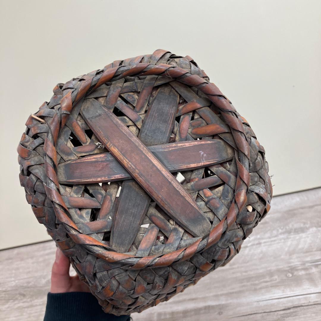 B-壁 乱れ編み時代物 煤竹 花籠 提げ手付き 伝統工芸 竹編み 花器 かご
