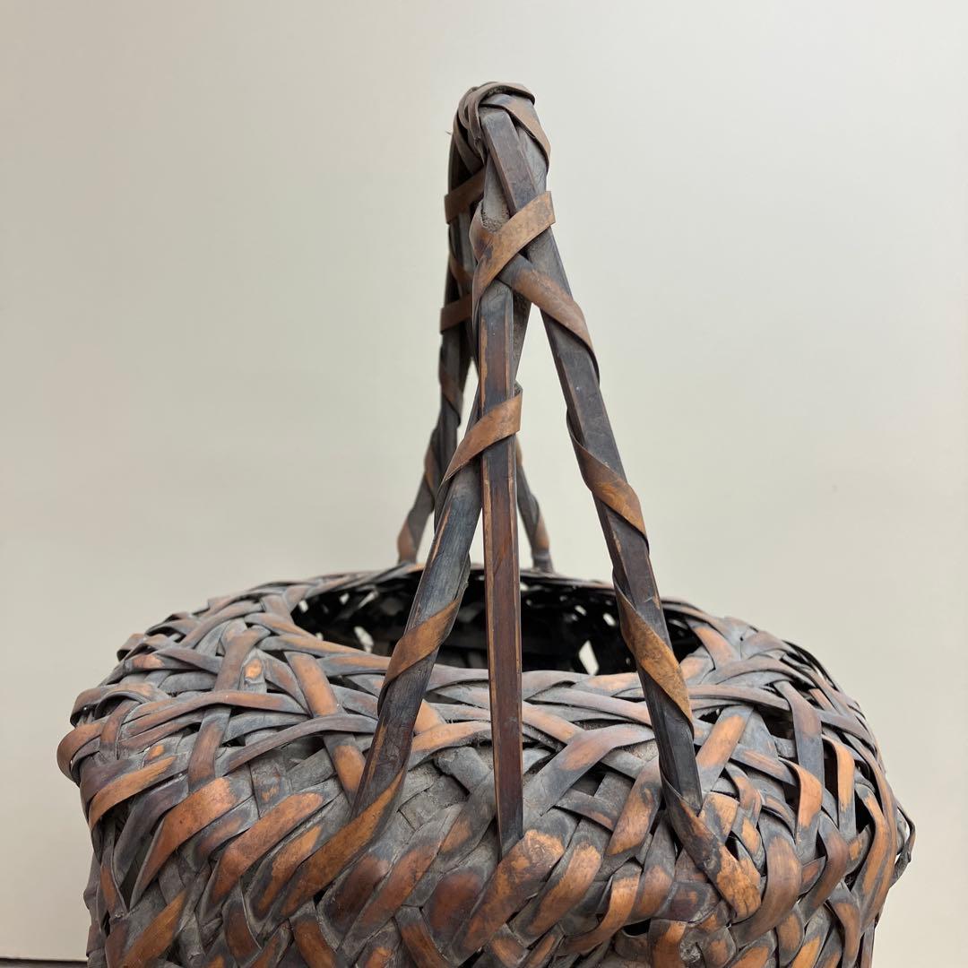 B-壁 乱れ編み時代物 煤竹 花籠 提げ手付き 伝統工芸 竹編み 花器 かご