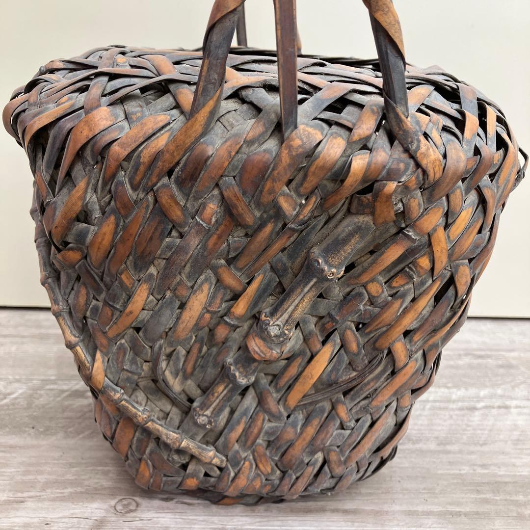 B-壁 乱れ編み時代物 煤竹 花籠 提げ手付き 伝統工芸 竹編み 花器 かご