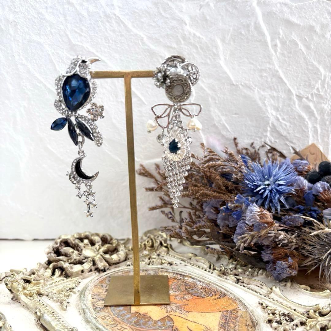 183 ロイヤルブルー✖︎クリアビジューの鳥さんブローチ　ピアスorイヤリング