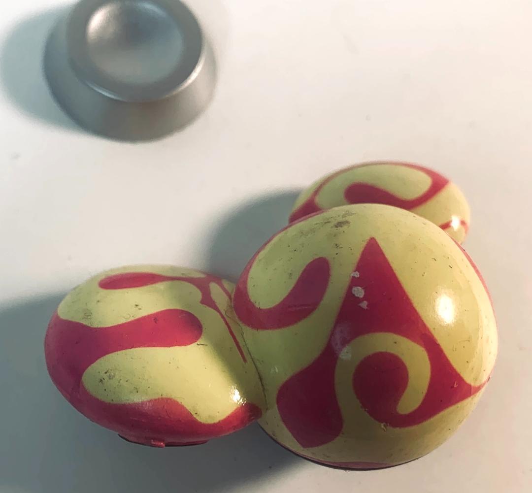 ユニークなカラフルフィギュア