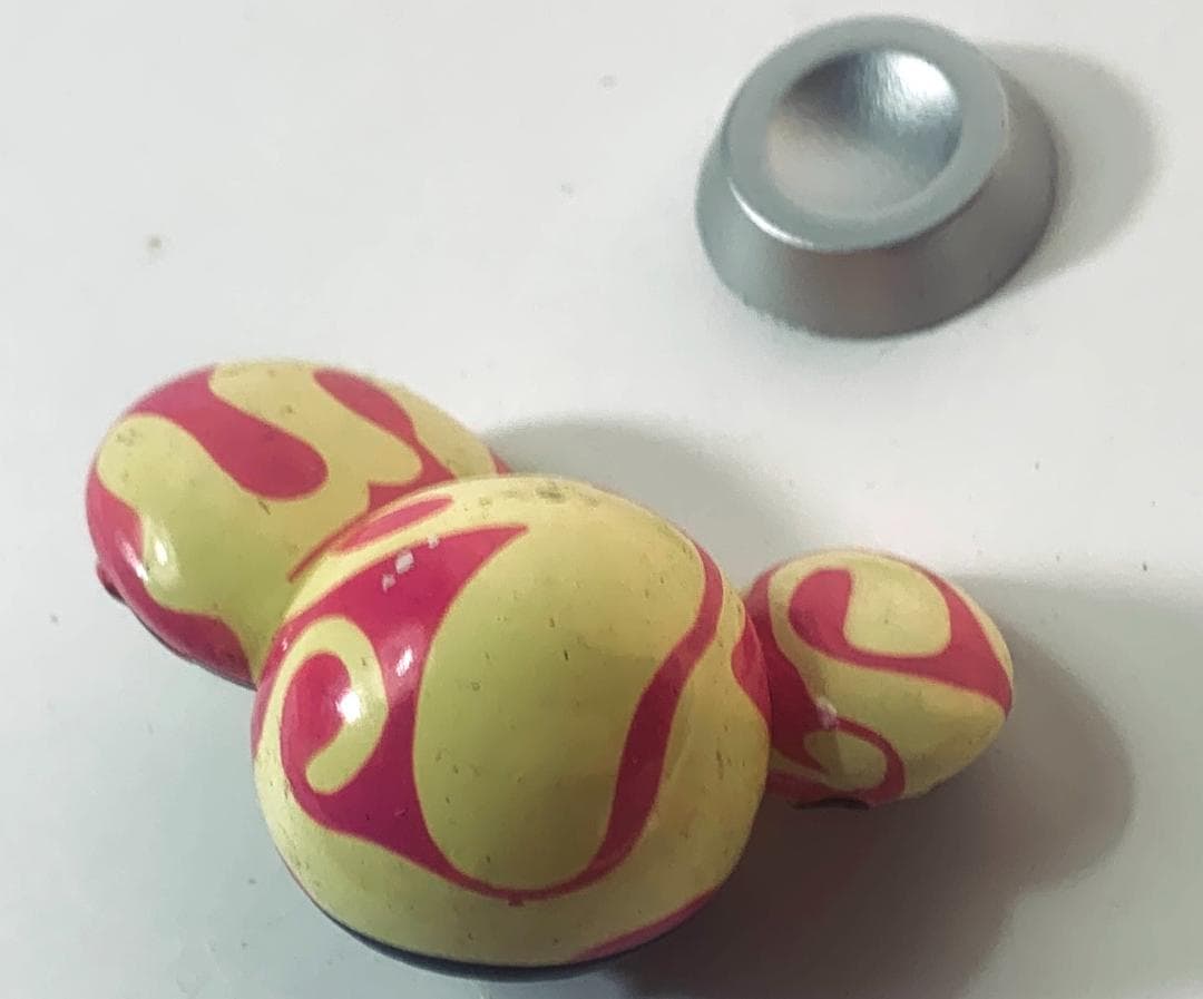 ユニークなカラフルフィギュア