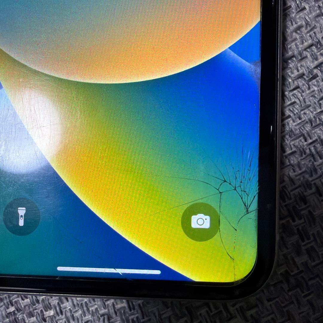 Apple iPhone 11 ホワイト 本体　ひび割れあり