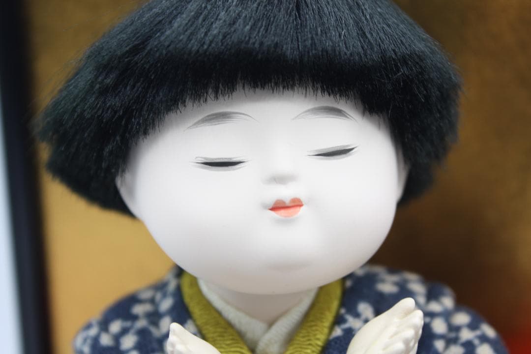 ガラスケース付き（寸法：横幅  約27cm）  木目込み人形