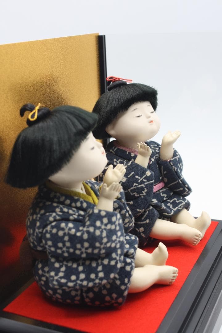 ガラスケース付き（寸法：横幅  約27cm）  木目込み人形