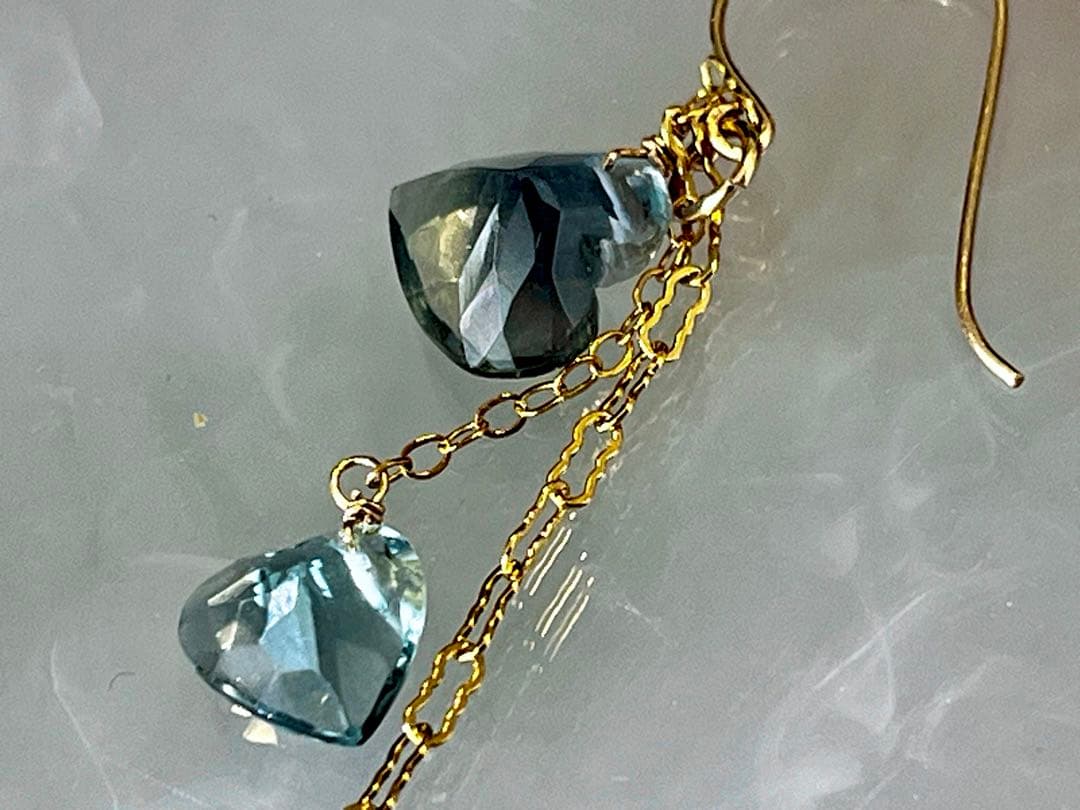 最高品質 ブルーフローライト ハートのピアス